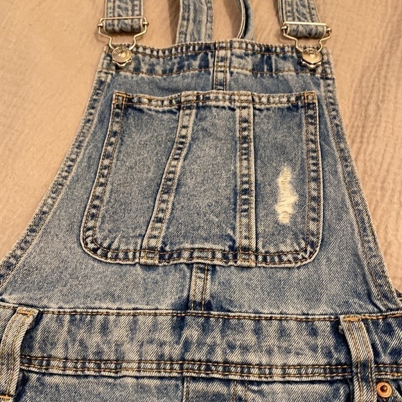 H&M blue denim overalls shorts. Size 4 - Picture 15 of 15